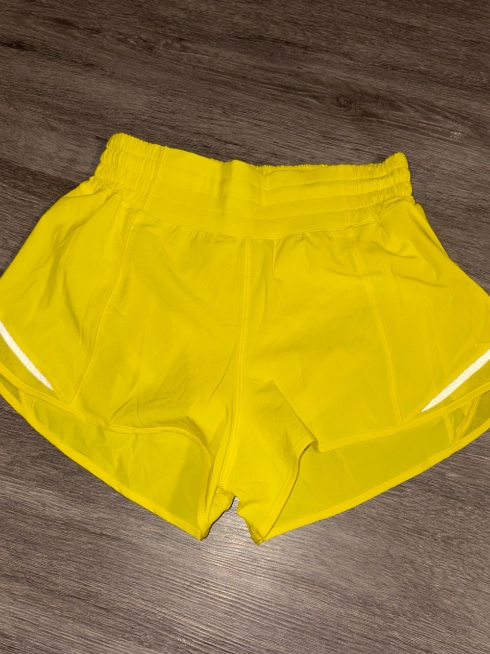 lululemon athletica high-rise Hotty hot Shorts - Vibrant Yellow